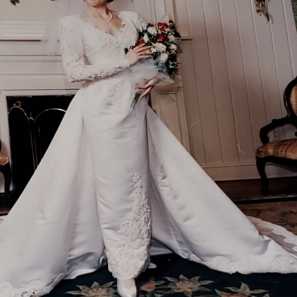VINTAGE WEDDING DRESS AND TRAIN